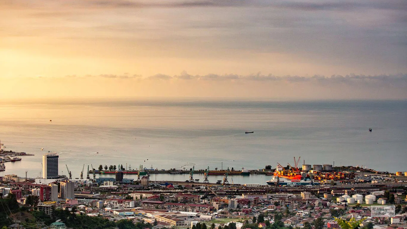 Панорамный вид на Батумский международный контейнерный терминал