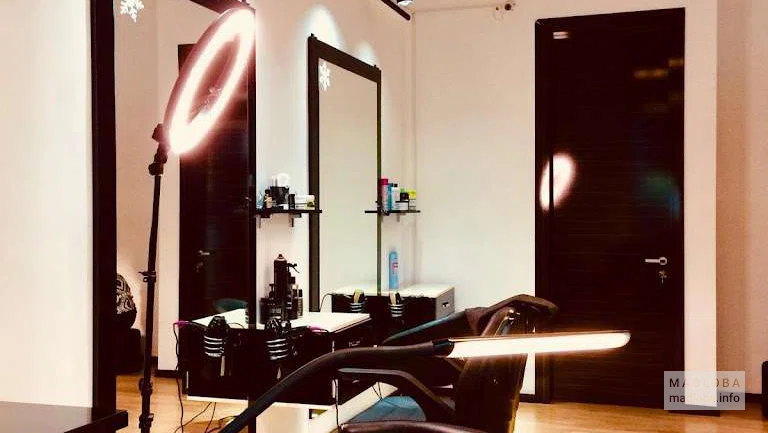 Рабочее место парикмахера  в салоне красоты "Beauty salon studio"