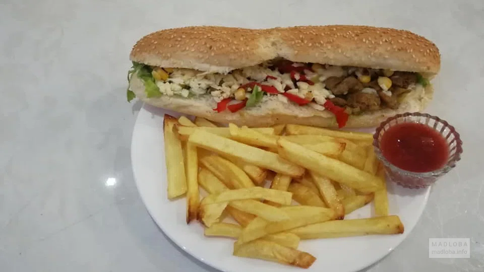 Сэндвич и картофель фри в Beirut Pasha Restaurant-Halal