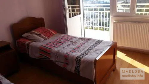 Кровать у выходы на балкон в хостеле Бека