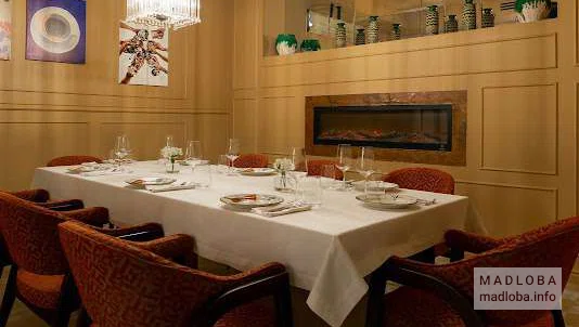 Столик в уютном ресторане Bellini в столице Грузии