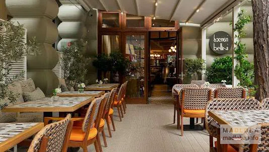 Столики на террасе ресторана Bellini