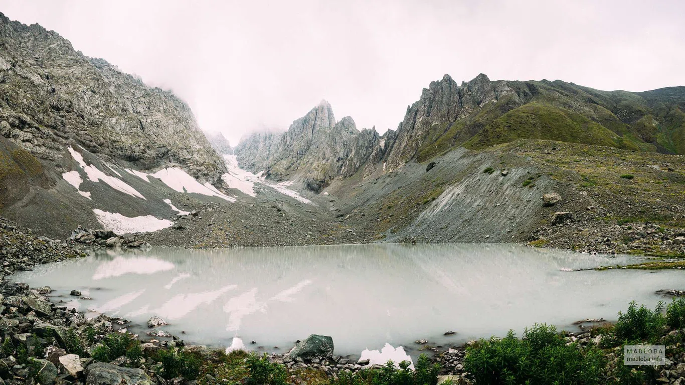 Отражение гор в прозрачной воде Белого озера Абуделаури