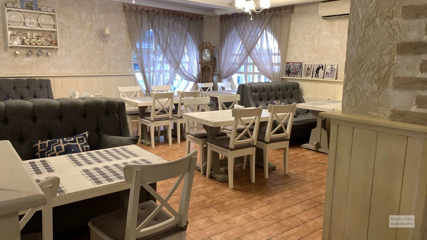 Столики в уютном ресторане Берикони