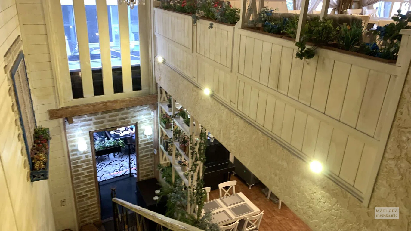 Лестница в ресторане Bericoni в Батуми