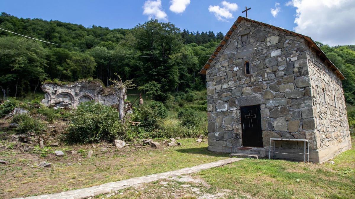 Здание маленькой церкви из серого камня