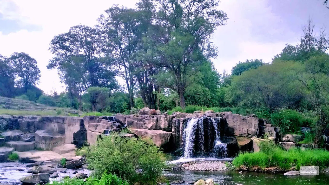 Бешташенский водопад утопающий в зелени