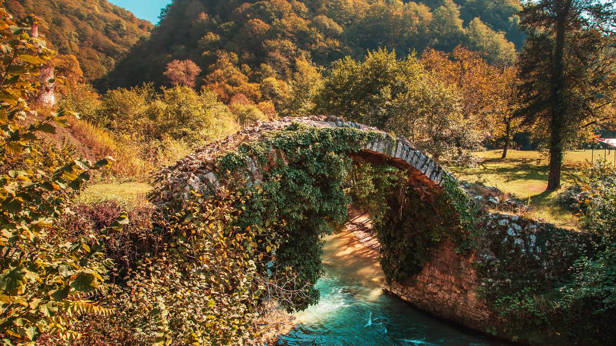 Арочный мост в Грузии