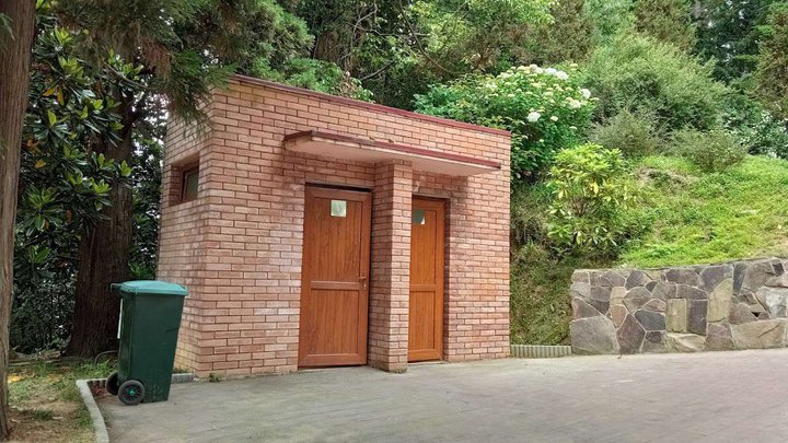 Туалет в ботаническом саду возле касс