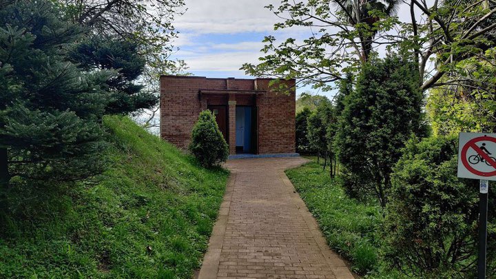 Туалет в ботаническом саду возле розария
