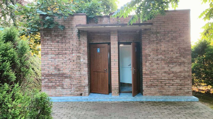 Туалет в ботаническом саду возле розария