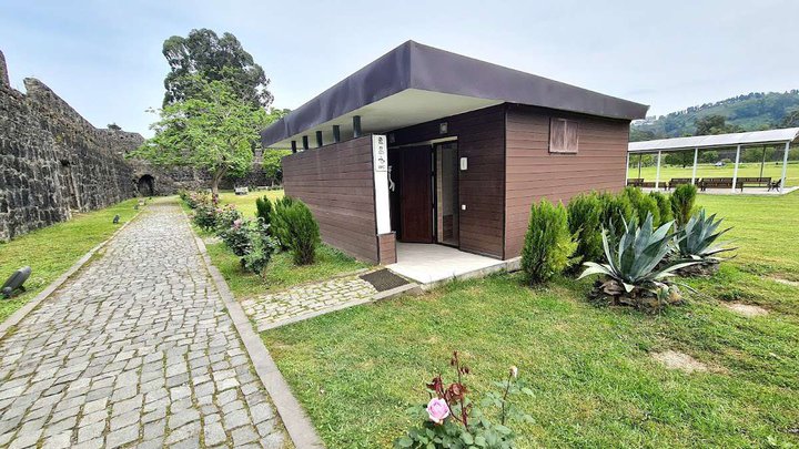 Бесплатный туалет в крепости Гонио