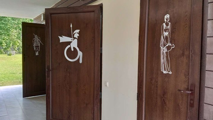 Бесплатный туалет в крепости Гонио