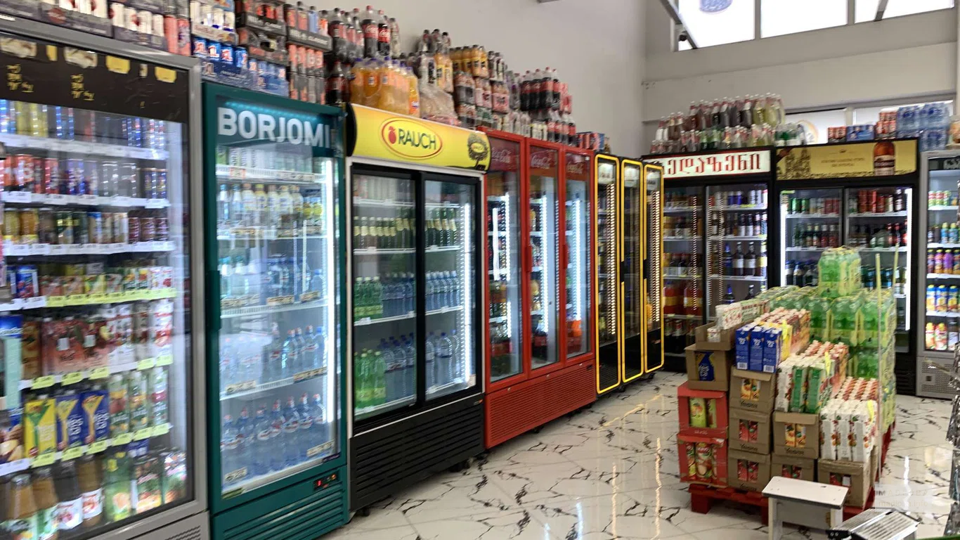 Холодильники с напитками в супермаркете Billion