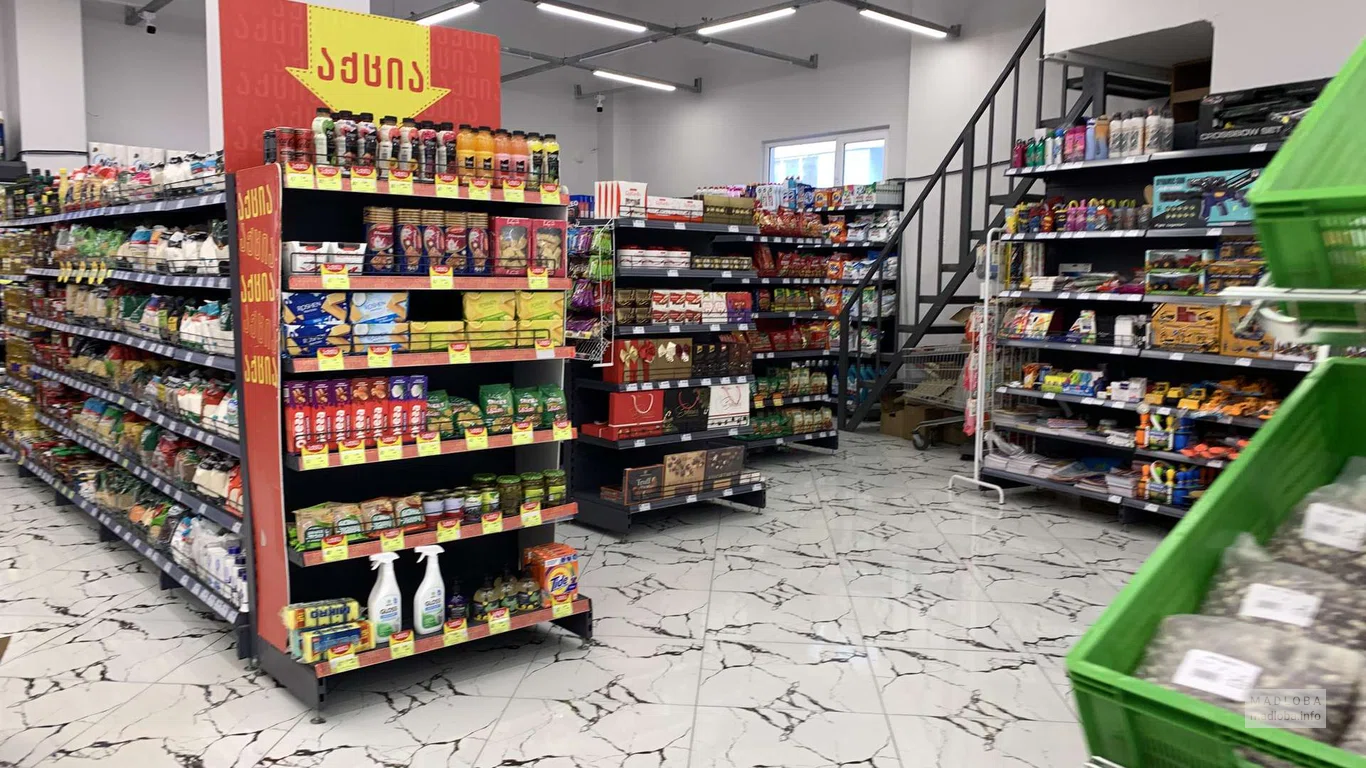 Продукты на полках в Супермаркете Billion