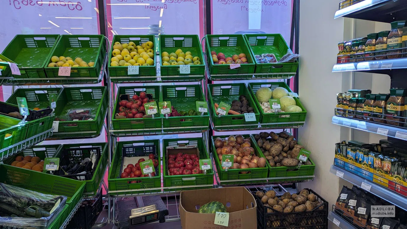 Овощи и фрукты в магазине Billion