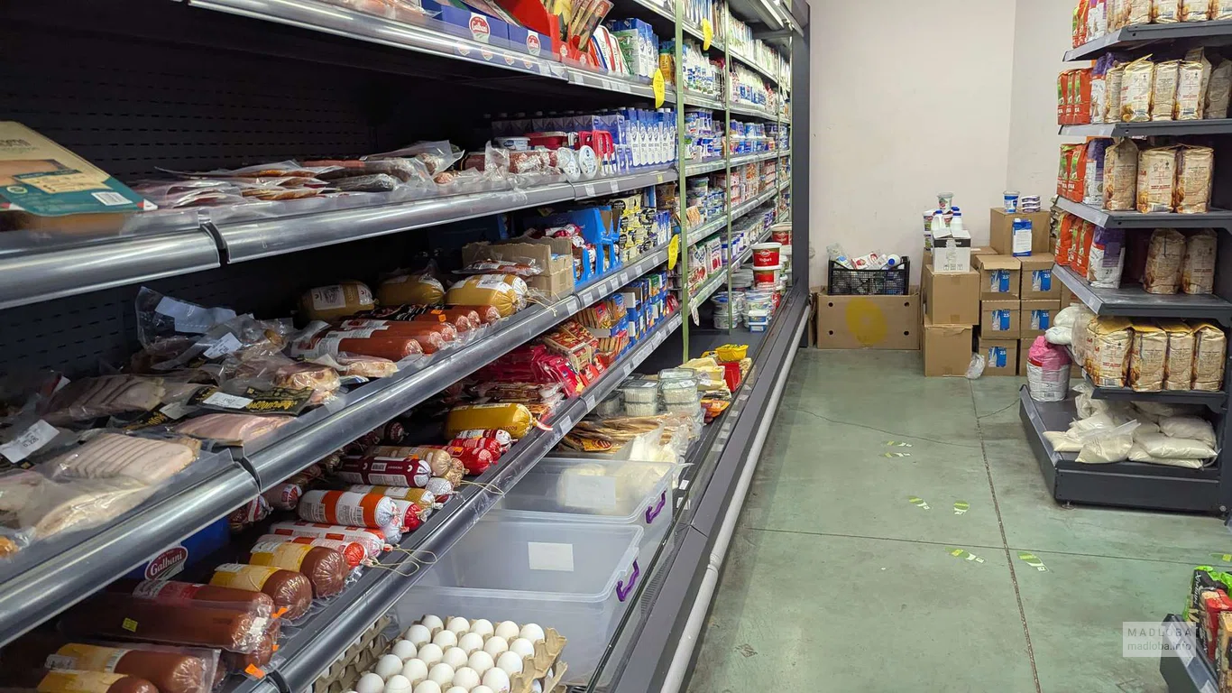 Продукты на полках в супермаркете Billion на улице Пушкина, 162 в Батуми