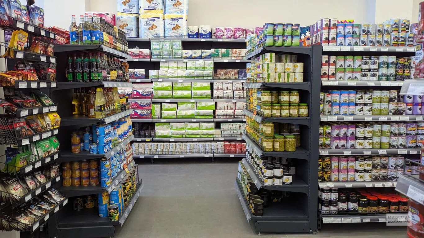 Товары на полках в магазине Billion