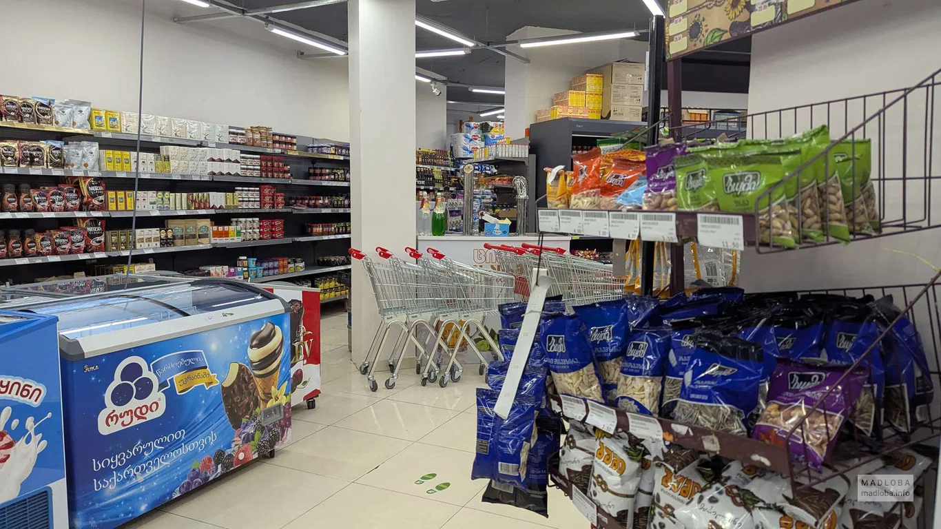 снеки, чай и кофе в магазине Billion в Батуми на улице Пушкина