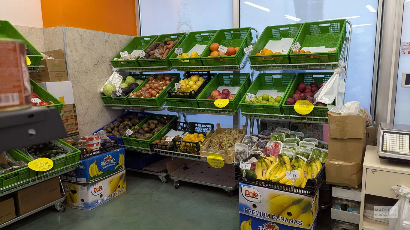 фрукты и овощи в супермаркете Billion на улице Пушкина, 162 в Батуми