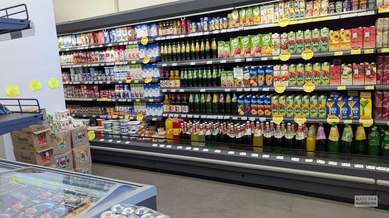 Продукты на полках в магазине Billion