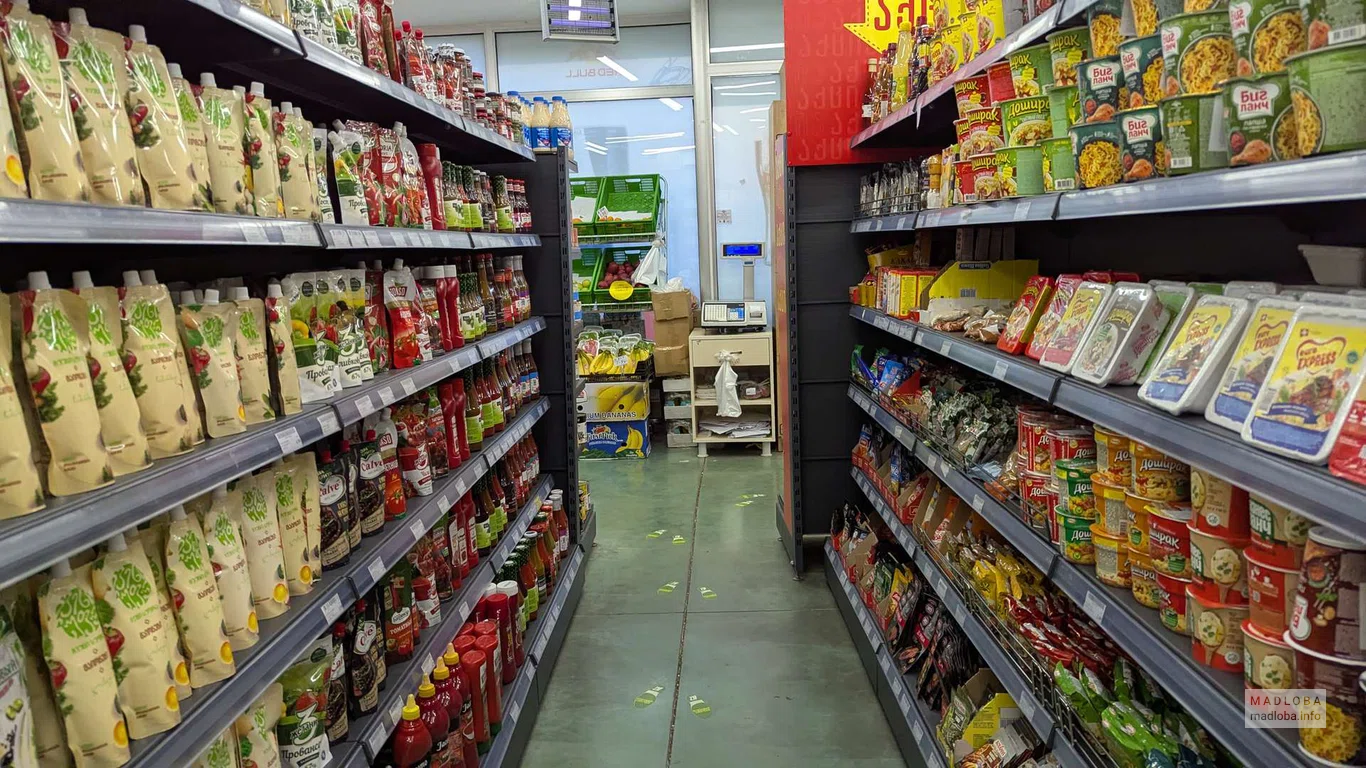 Продукты на полках в супермаркете Billion на улице Пушкина, 162 в Батуми