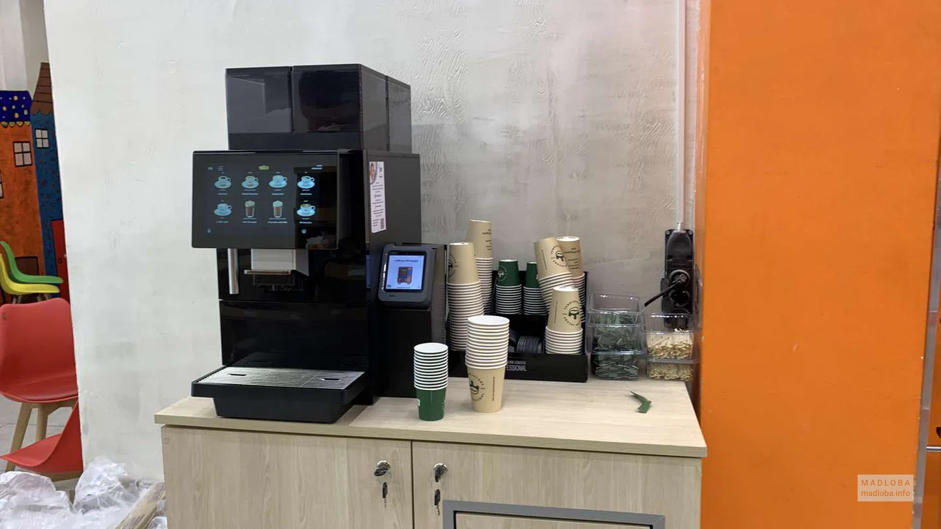 Кофейный аппарат в магазине Billion