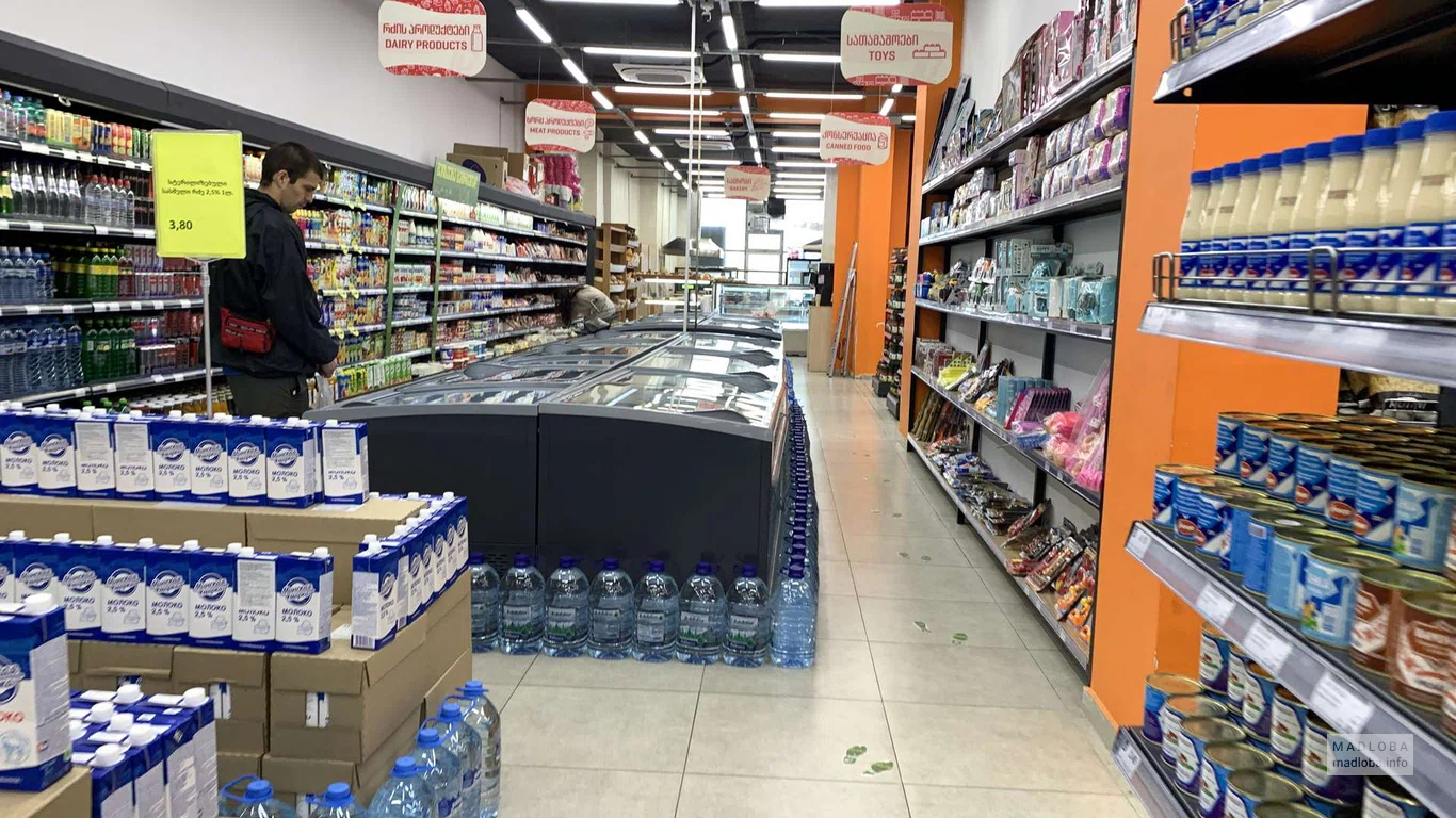 Большой выбор продуктов в супермаркете Billion