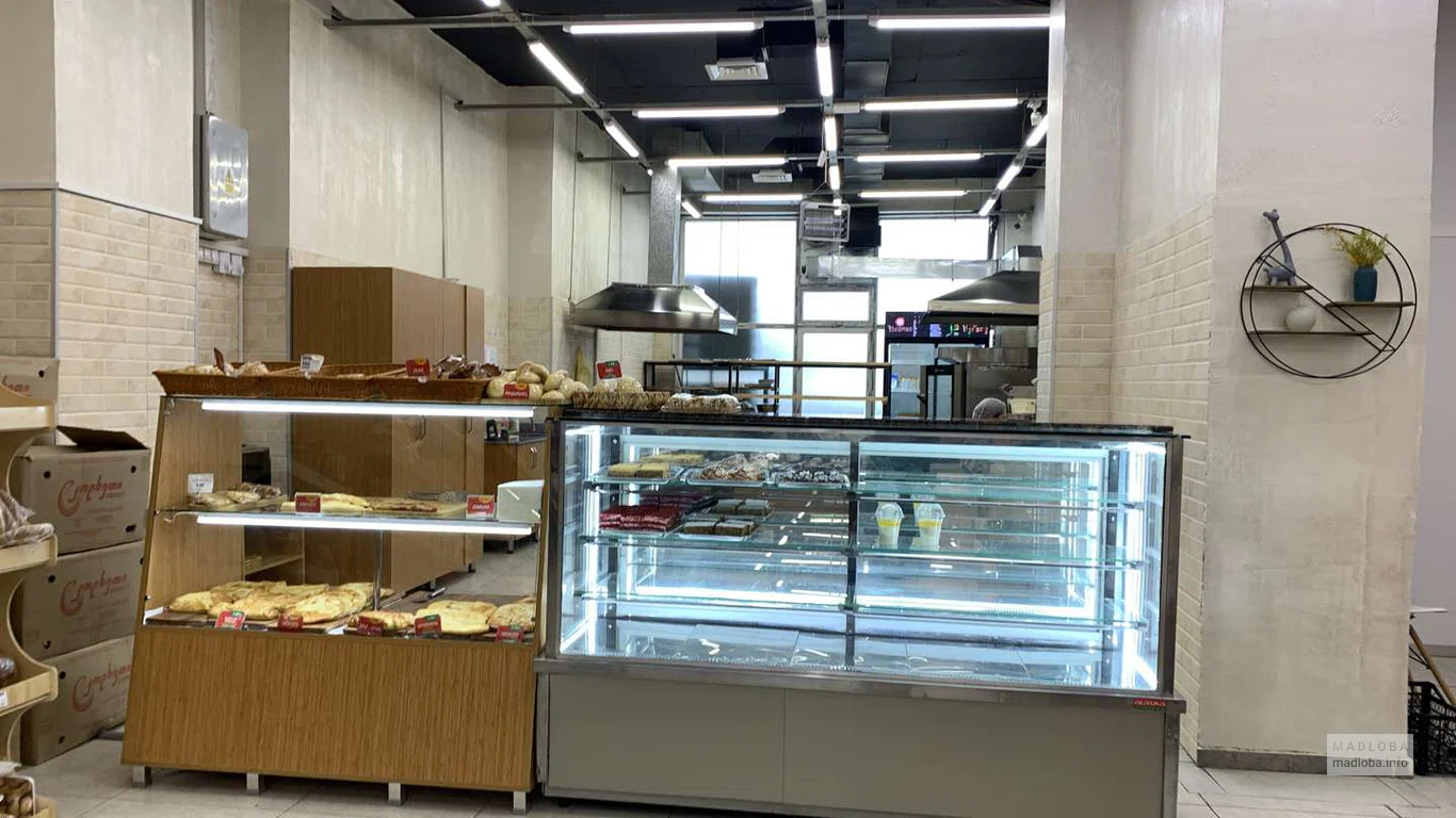 Выпечка в магазине Billion Supermarket в Батуми