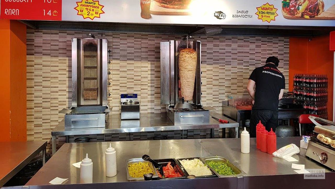 Рабочая поверхность кафе Bingo Shawarma