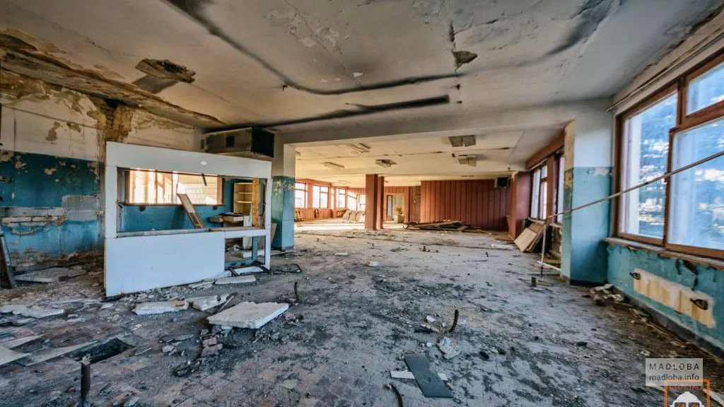 Заброшенное предприятие, бомбоубежище, советская инфраструктура