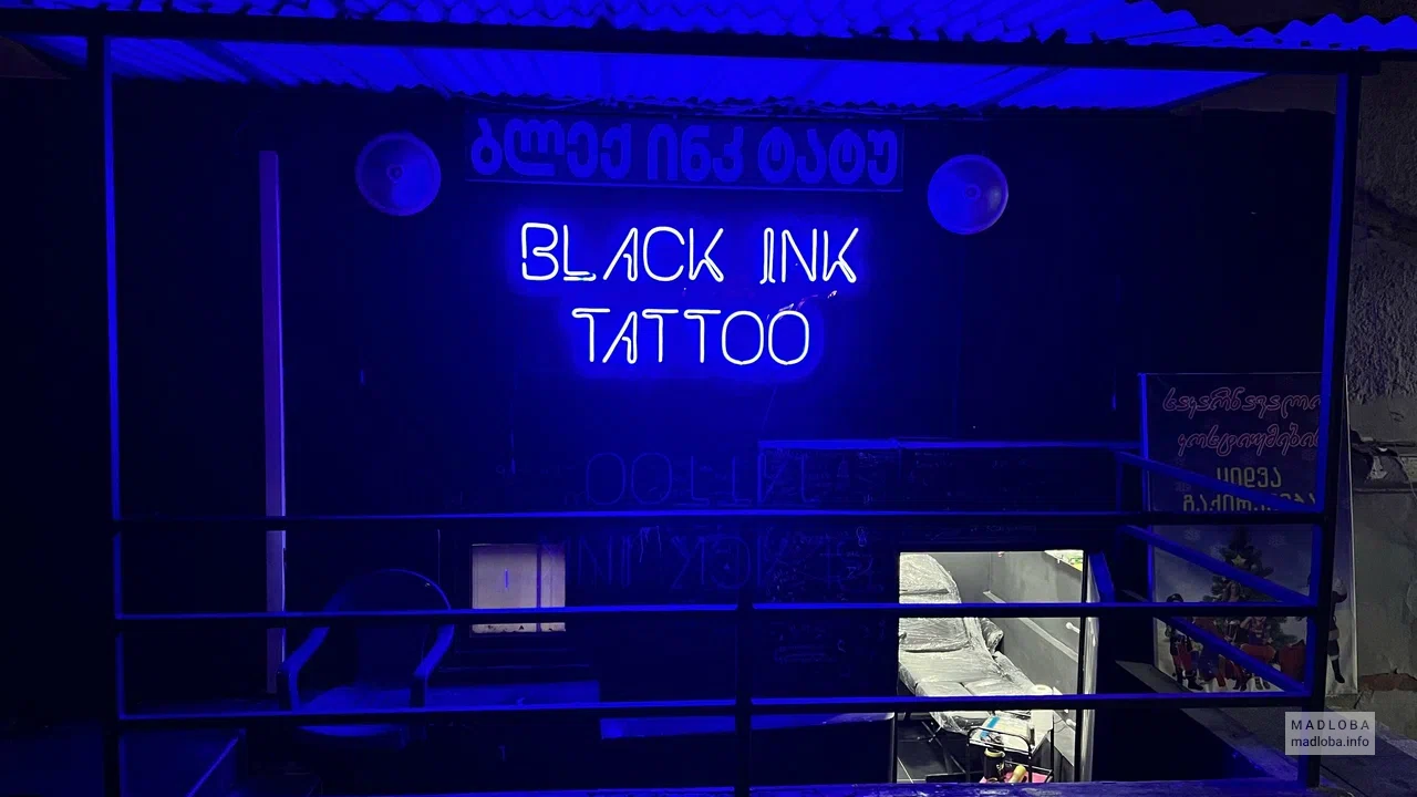 Black Ink Tattoo вход в тату-студию, вечерняя иллюминация