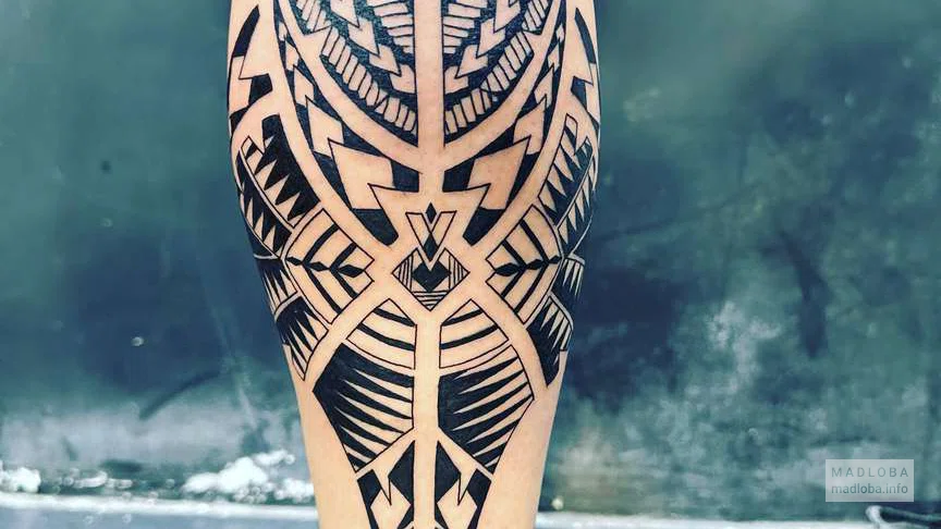 Black Ink Tattoo тату-орнамент на голени сзади