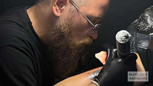 Black Ink Tattoo мастер Вазген набивает тату на руке