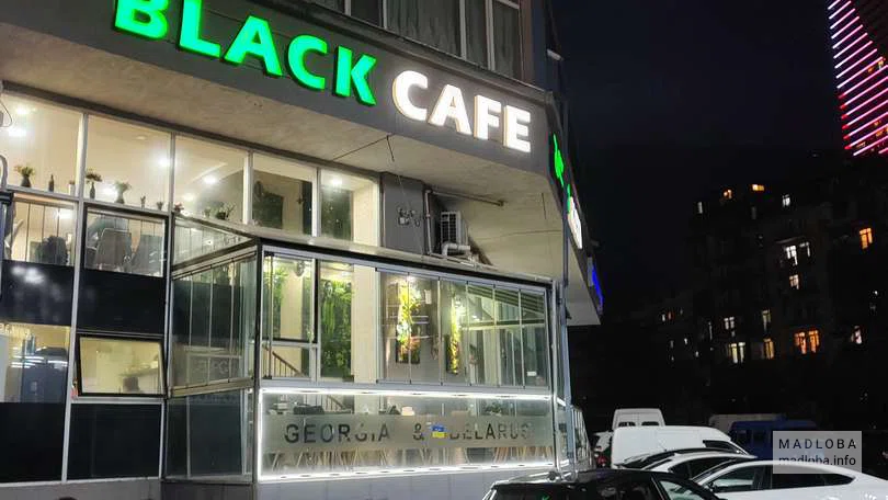 Вид на вход в кафе Black Cafe