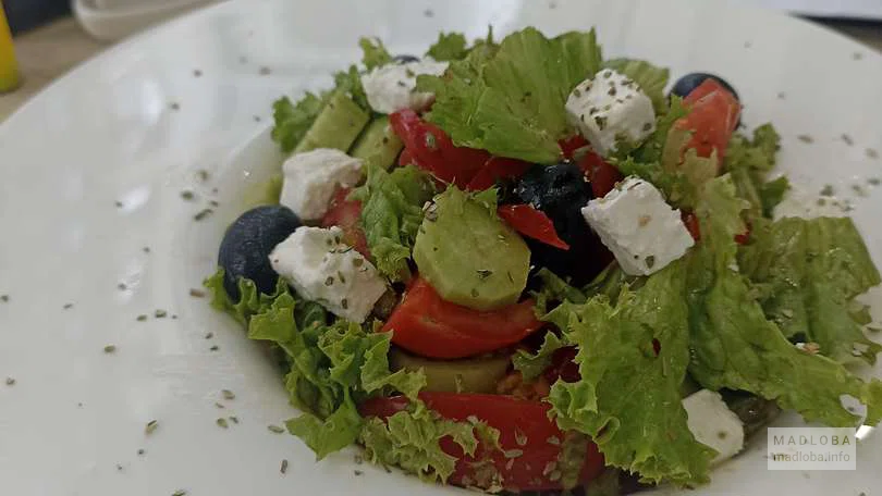 Греческий салат в меню кафе Black Cafe