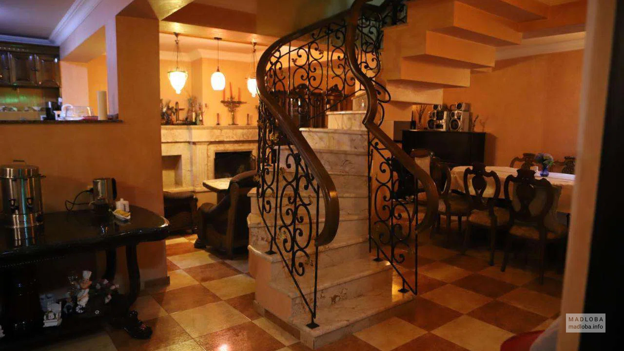 Лестница на второй этаж в Black Sea House Hotel