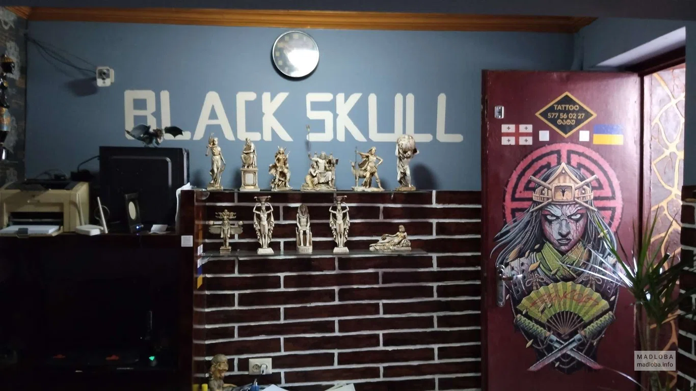 Студия татуировок и пирсинга "Black Skull" интерьер с логотипом