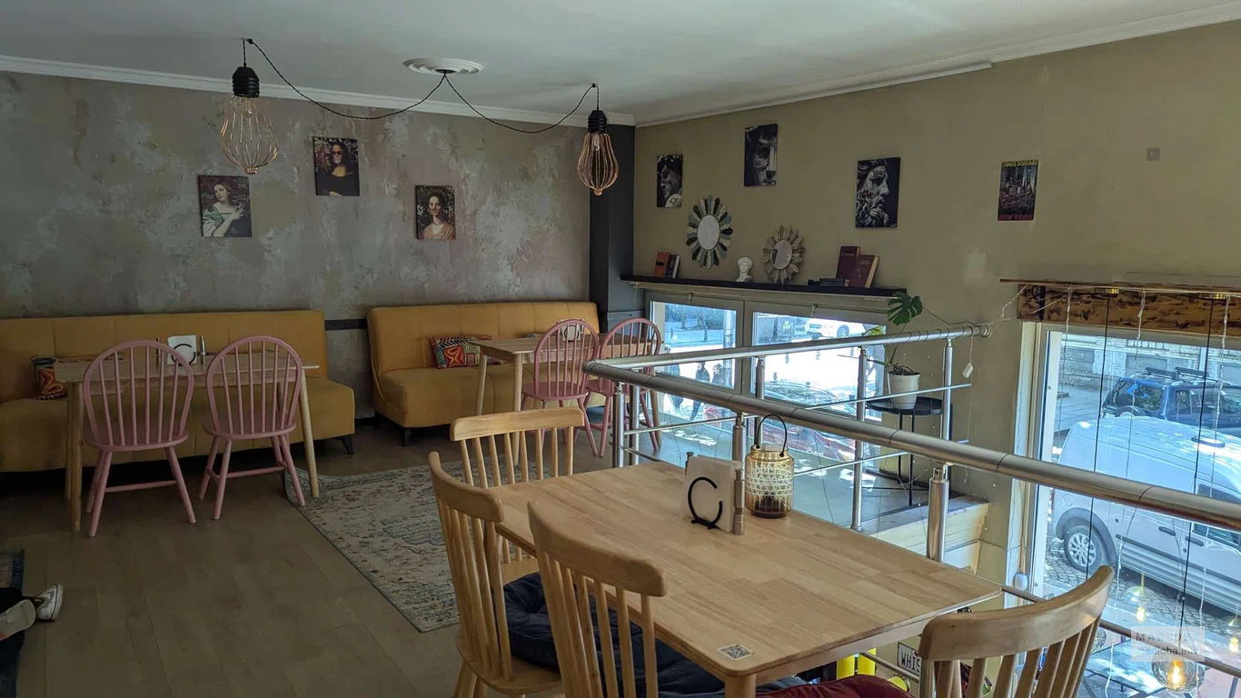 Столики на втором этаже в ресторане Bliss Gastrobar в Батуми