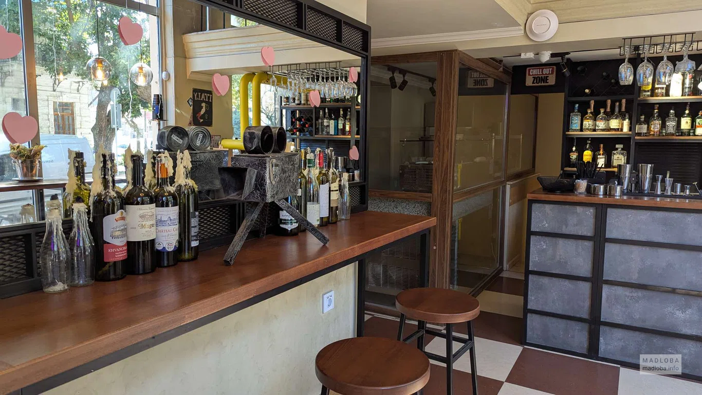 Барная стойка в ресторане Bliss Gastrobar в Батуми