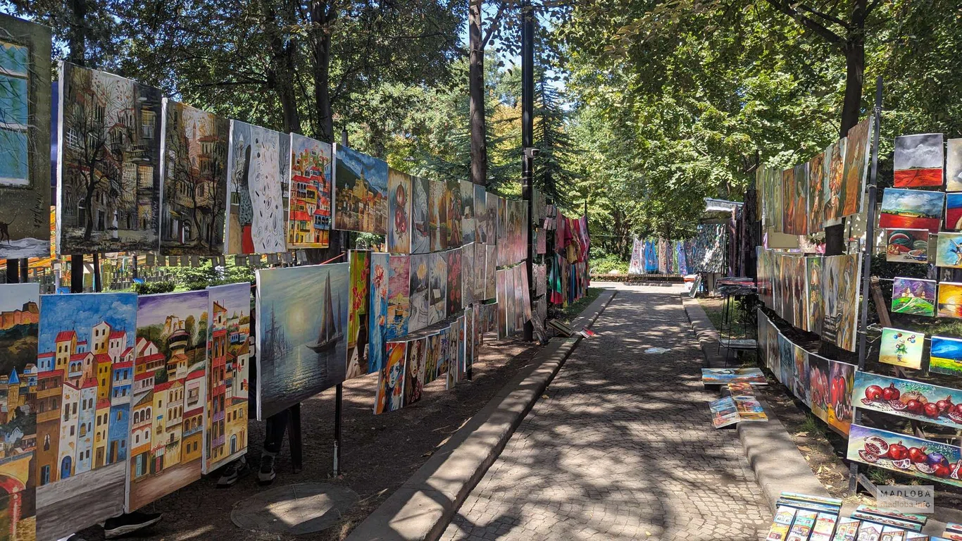 Большой выбор картин на Блошином рынке Сухой мост
