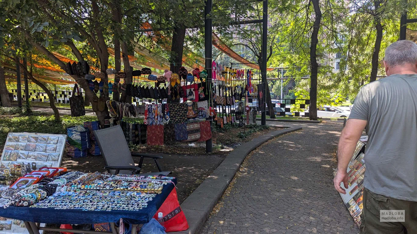 Сувениры и подарки на рынке Сухой мост в Тбилиси