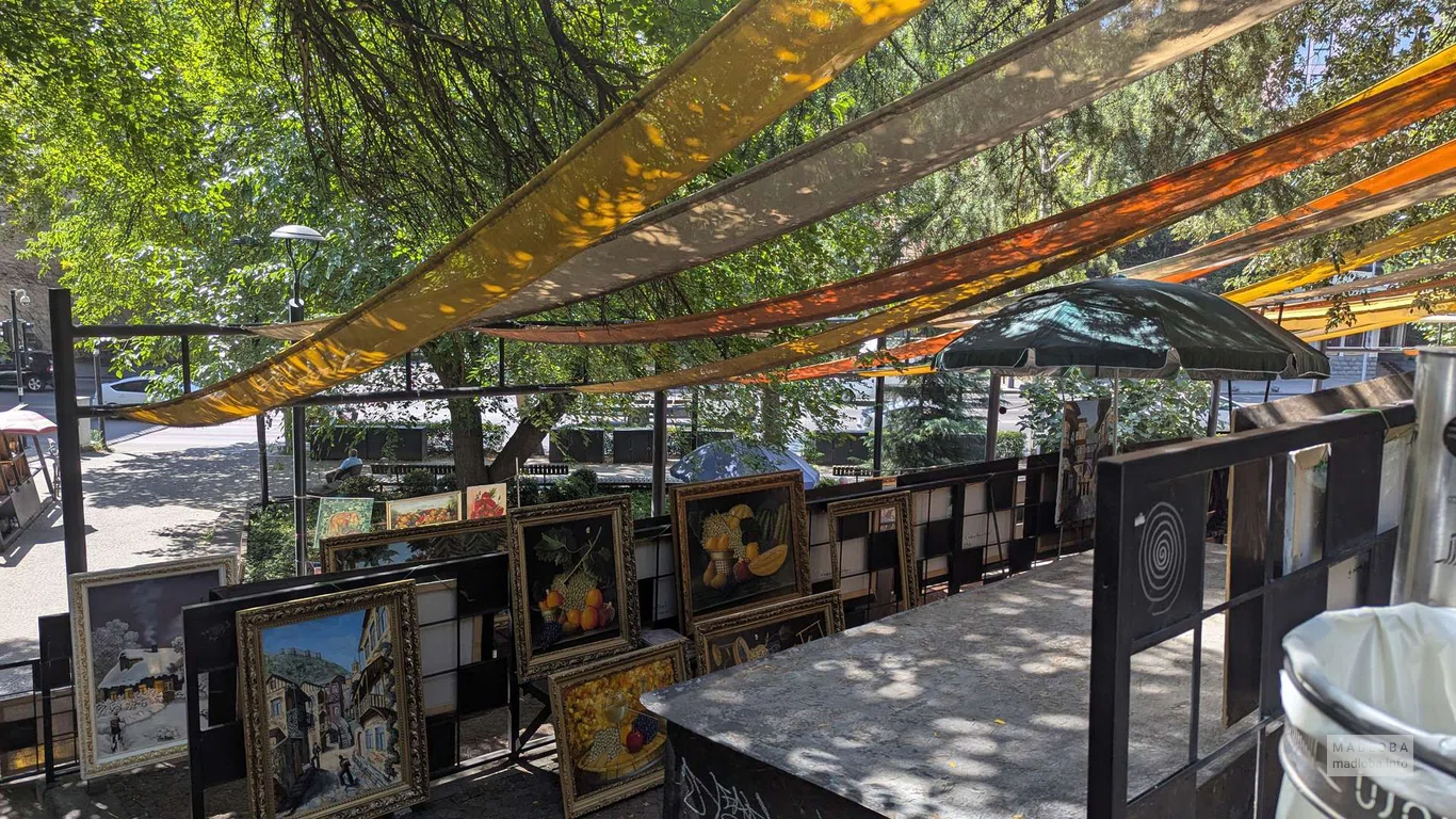 Большой выбор картин на Блошином рынке Сухой мост