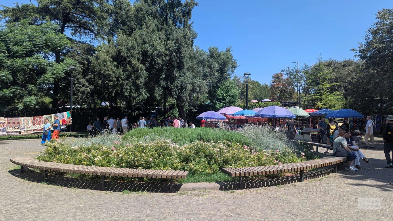 Блошиный рынок Сухой мост в Тбилиси