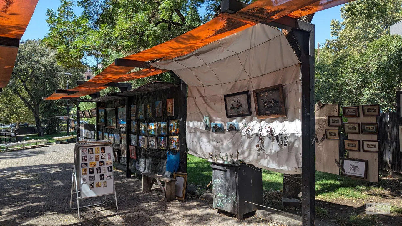 Блошиный рынок  "Сухой мост" в столице Сакартвелло