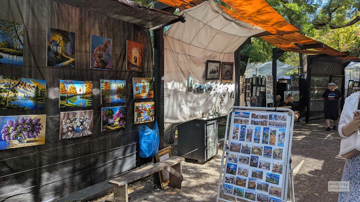Картины и магниты на Блошином рынке Сухой мост