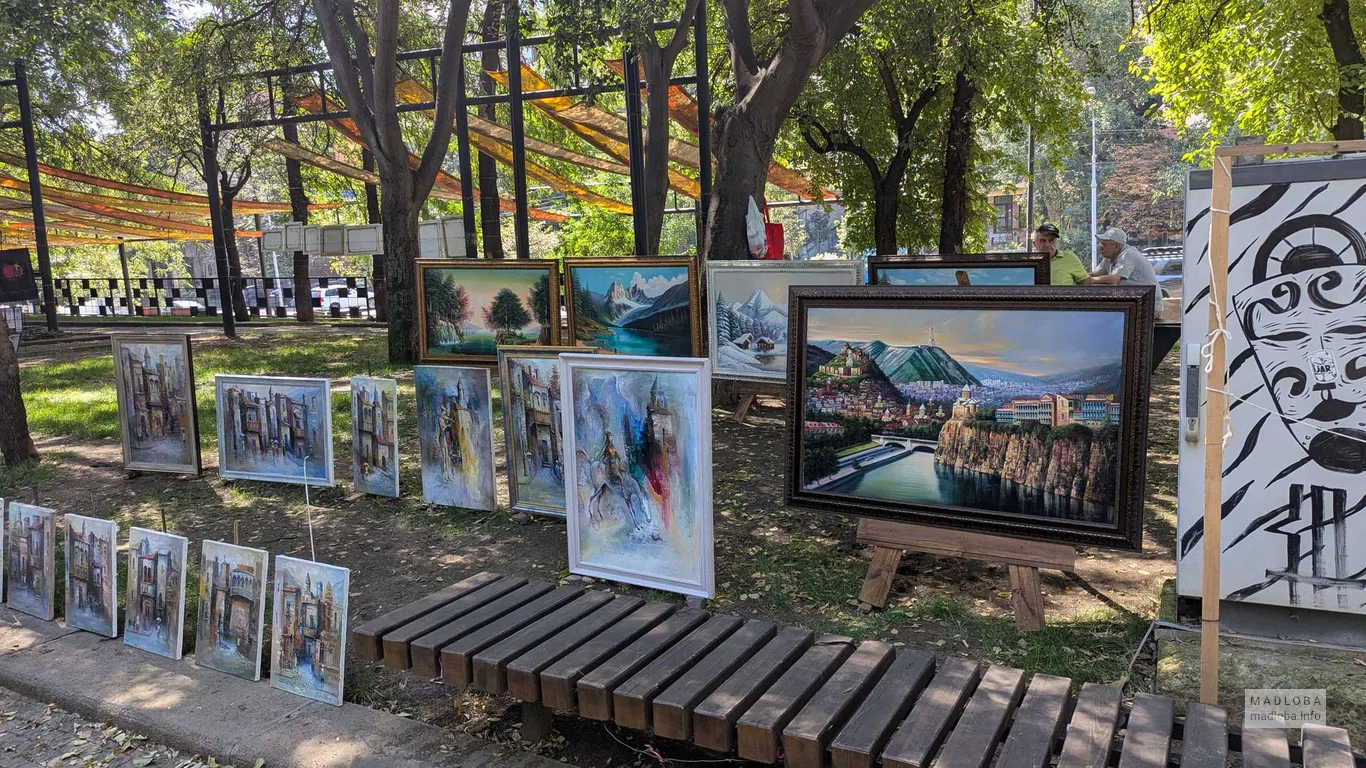 Картины в продаже на рынке