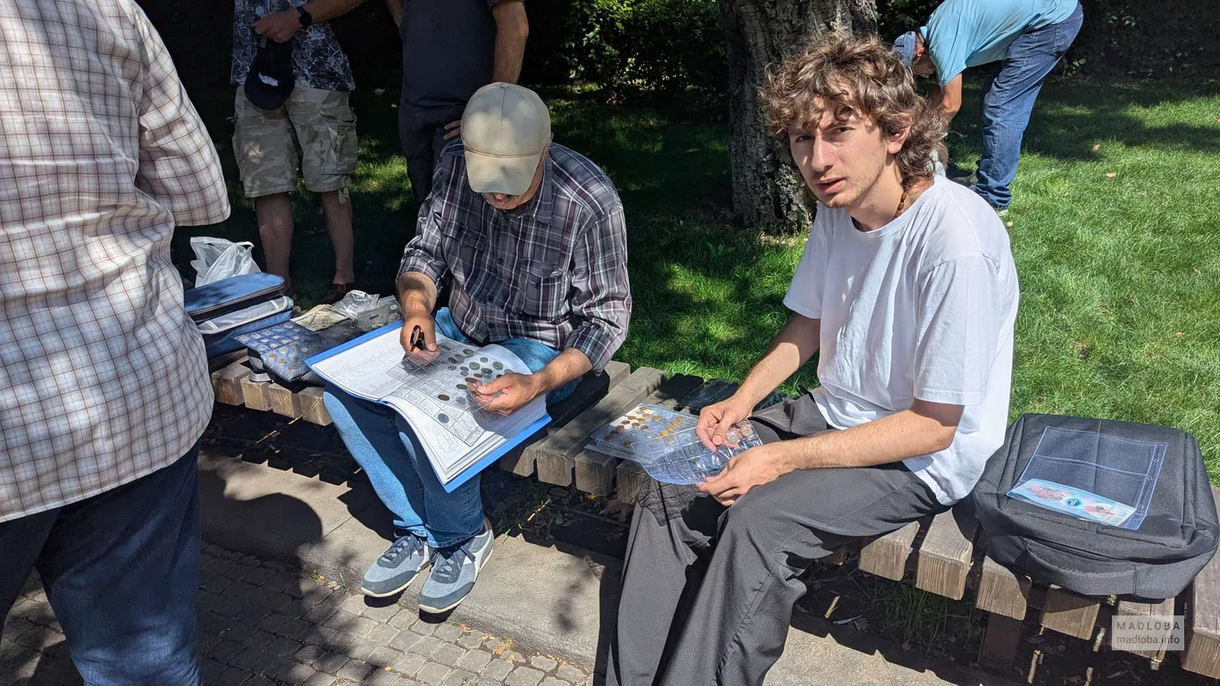 Монеты на Блошином рынке Сухой мост