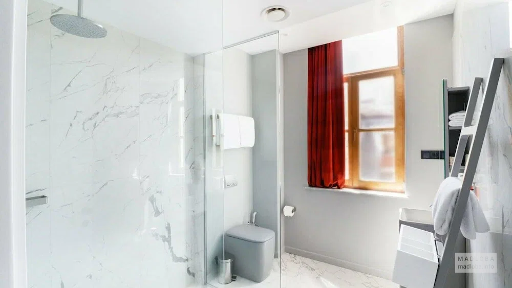 Ванная комната в гостинице Blue Fox