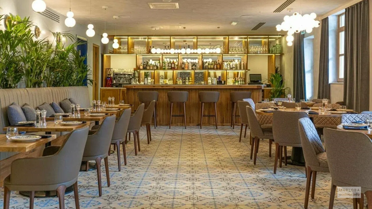 The Blue Fox Hotel в Тбилиси — бутик-отель с внутренним двориком, авторскими фресками и рестораном Blue Fox